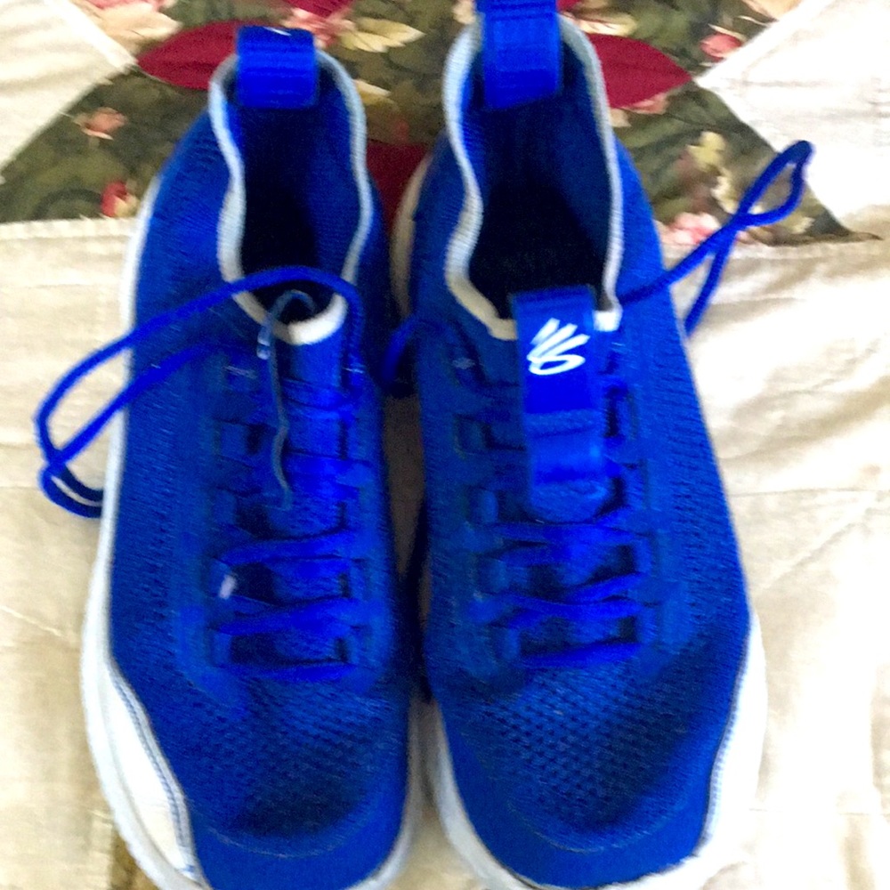 Under armour size 6 sneakers